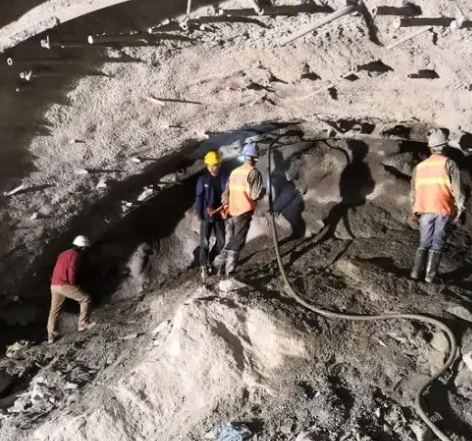 磐石拱顶带模注浆料的施工流程及注意事项